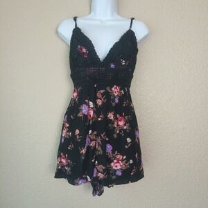 Rue21 women's black floral short jumpsuit‎ with sleeves, size M, with embroidery